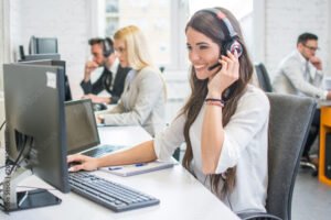 Come Trovare Lavoro Come Operatore Call Center Consigli Utili 22 operatore call center con auricolare e computer