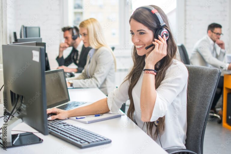 operatore call center con cuffie e computer