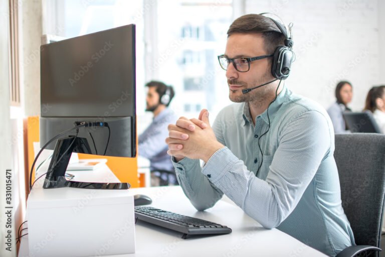 operatore servizio clienti con cuffie e computer