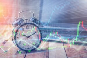 orologio con grafici finanziari sullo sfondo