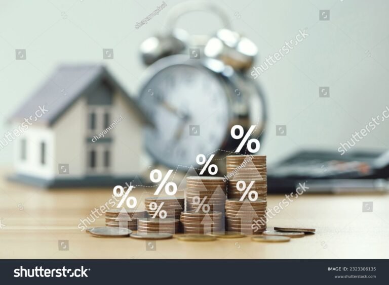 orologio con simboli di casa e denaro