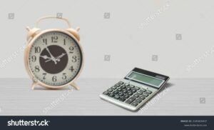 Come Calcolare le Ore di Lavoro in Excel in Modo Semplice 6 orologio e calcolatrice su tavolo da lavoro