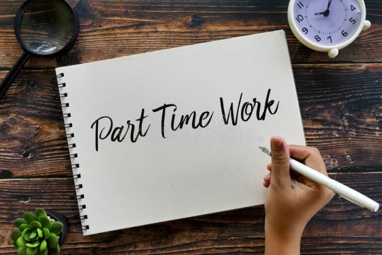 orologio e contratto di lavoro su scrivania