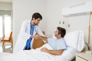 ospedale moderno con medico e paziente