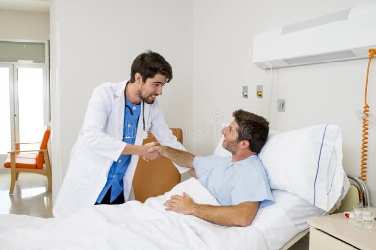 ospedale moderno con medico e paziente