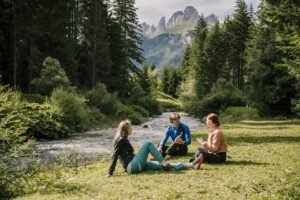paesaggio montano con turisti felici valle val di fassa