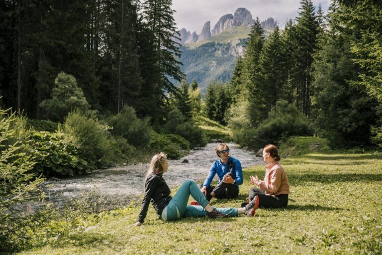 Cosa Offre Mia Val di Fassa per una Vacanza Indimenticabile 2 paesaggio montano con turisti felici valle val di fassa