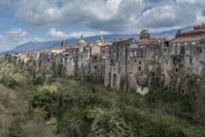 panorama di case storiche a santagata dei goti