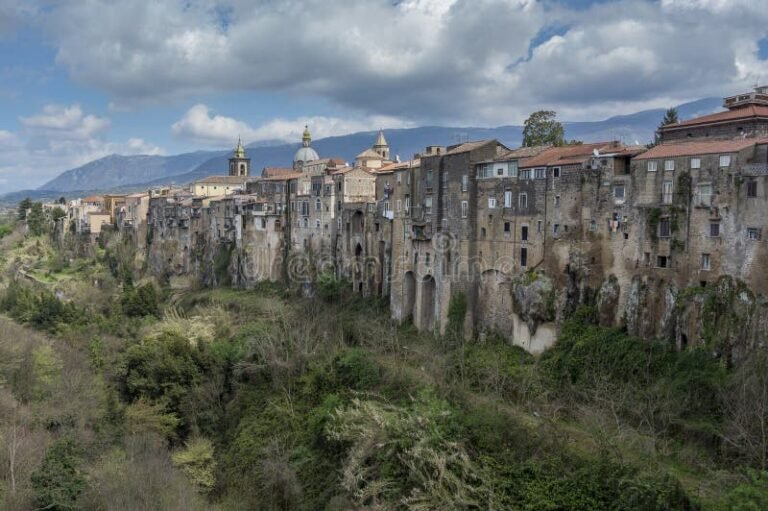 panorama di case storiche a santagata dei goti