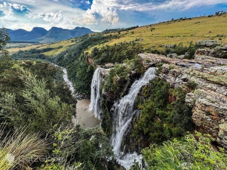 panorama naturale e fiume alla ripa verde