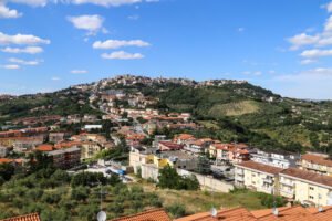 panorama urbano di ariano irpino con abitazioni moderne