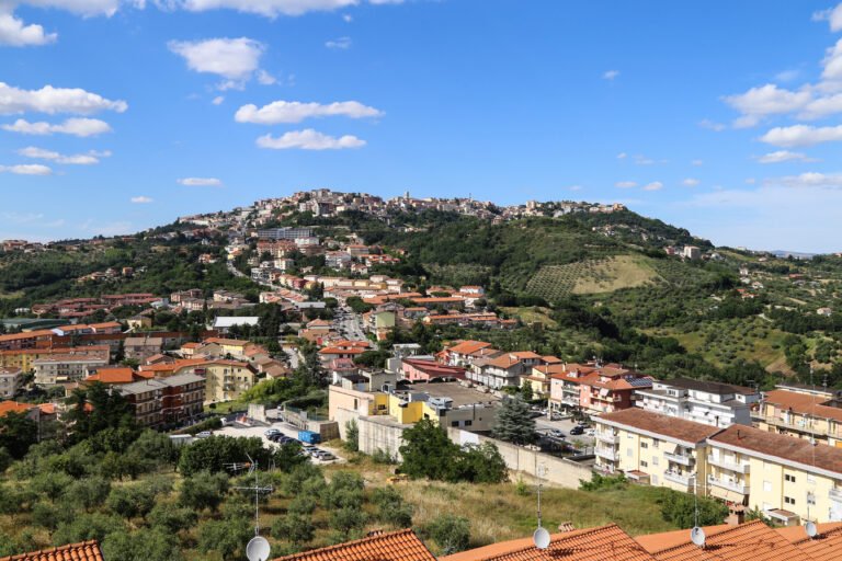 panorama urbano di ariano irpino con abitazioni moderne