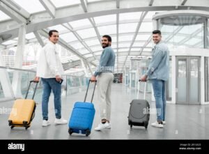 Quali Vantaggi Offre La Carta Miles & More Per Viaggiare 11 passeggero felice in aeroporto con valigia