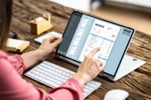 A Cosa Serve la Partita Iva e Quando È Necessaria Aprirla 19 persona che apre una partita iva al computer