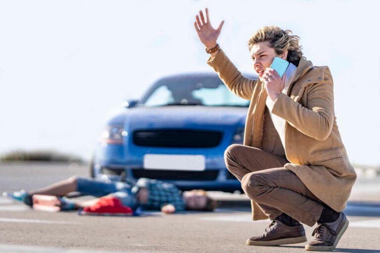 persona che chiama aiuto al telefono