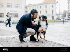 Come Trovare Lavoro Come Dog Sitter a Milano Guida e Consigli Utili 41 persona che coccola un cane in citta