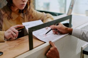 persona che compila modulistica con documenti