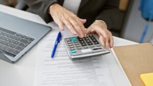 Compass dopo quanto tempo si può richiedere un nuovo prestito 30 persona che consulta calcolatrice e documento finanziario