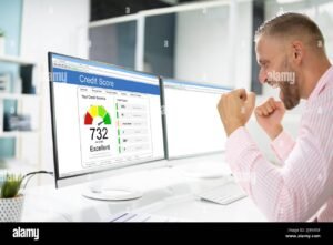 persona che consulta report credito su computer