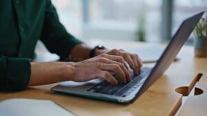 persona che crea email su laptop moderno