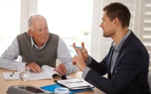 persona che discute con consulente finanziario