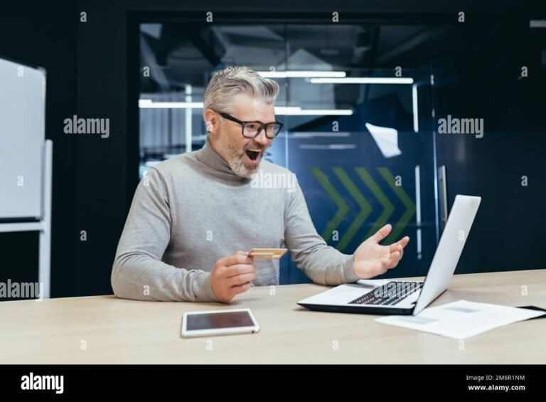 persona che effettua bonifico con computer portatile