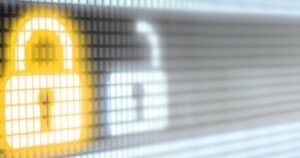 persona che elimina dati da un registro bancario digitale