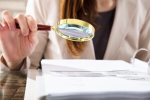 persona che esamina documenti finanziari con calma