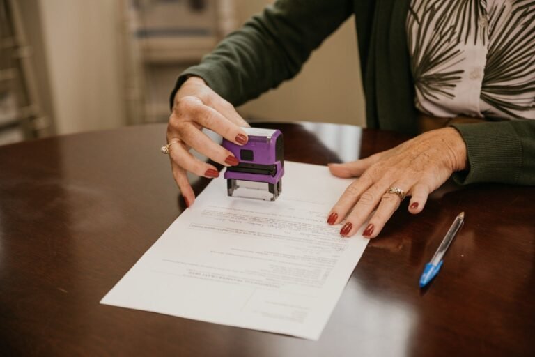 persona che firma contratto con notaio e agente