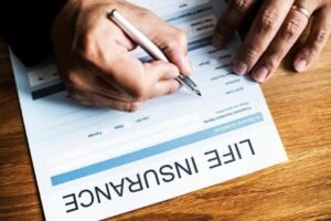 Rc Vita Privata Cosa Copre Quali Danni Sono Inclusi Nell'Assicurazione 39 persona che firma contratto di assicurazione vitale