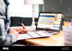 Come Candidarsi Tutti i Giorni alla Sezione Lavora Con Noi 26 persona che invia candidatura online al computer