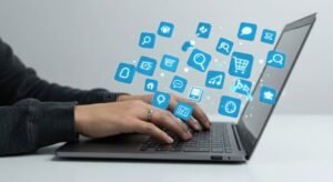 persona che lavora su laptop con app digitali