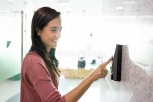 Come Si Può Ottenere Lo SPID E Quali Sono I Passaggi Necessari 13 persona che ottiene accesso digitale sicuro