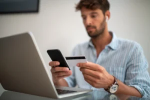 persona che paga bolletta auto online