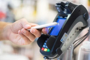persona che paga con smartphone in sicurezza