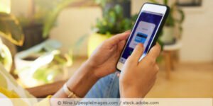 persona che paga online con smartphone e paypal