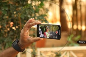 Come Registrare un Video dal Telefono: Guida Facile e Veloce 21 persona che registra video con smartphone