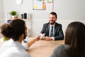persona che riceve consulenza finanziaria sorridente