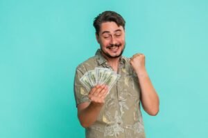 persona che riceve soldi contanti sorridente