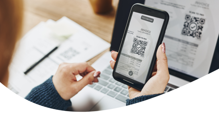 persona che scansiona qr code con smartphone