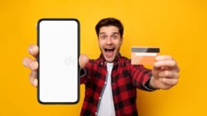 Come Inviare Soldi a Cuba con Western Union in Modo Sicuro 39 persona che sostiene un telefono e una carta soldi