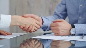 persona che stringe mano in accordo finanziario
