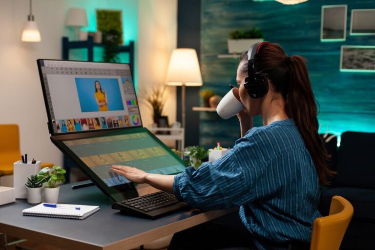 persona che usa laptop con attenzione visiva