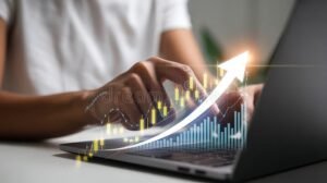 Come Posso Gestire e Ottimizzare La Mia Attività Su Google 43 persona che usa laptop con grafici di crescita