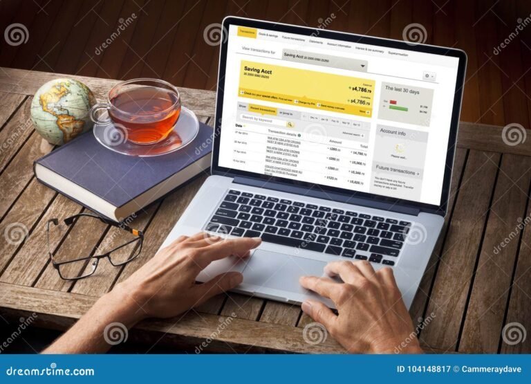 persona che usa laptop con schermata bancaria online