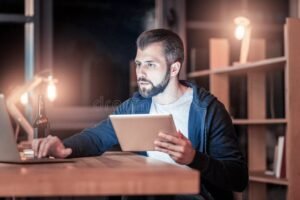 persona che usa laptop per controllare sinistro