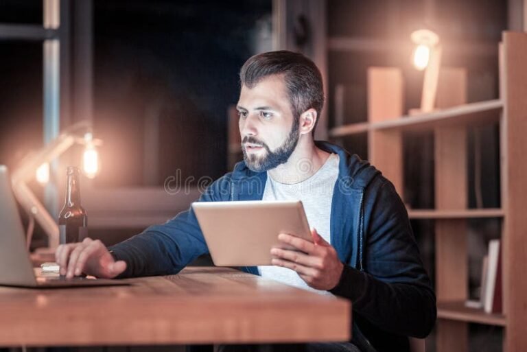 persona che usa laptop per controllare sinistro