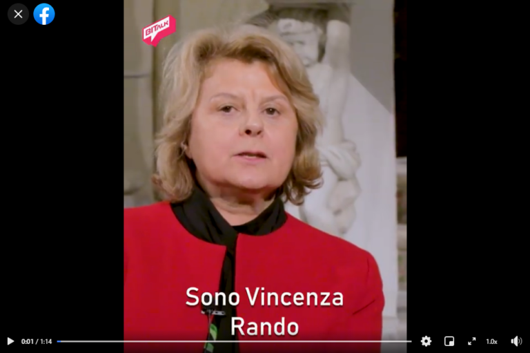 persona che usa smartphone con app postedomani