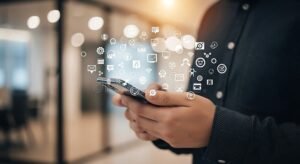 persona che usa smartphone con icone digitali fluttuanti