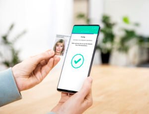 persona che usa smartphone per autenticazione digitale